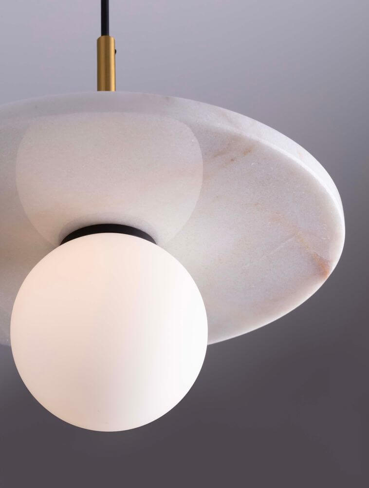 Idor Pendelleuchte Ø 30cm G9 Marmor mit elegantem marmoriertem Lampenschirm und runder Glühbirne.