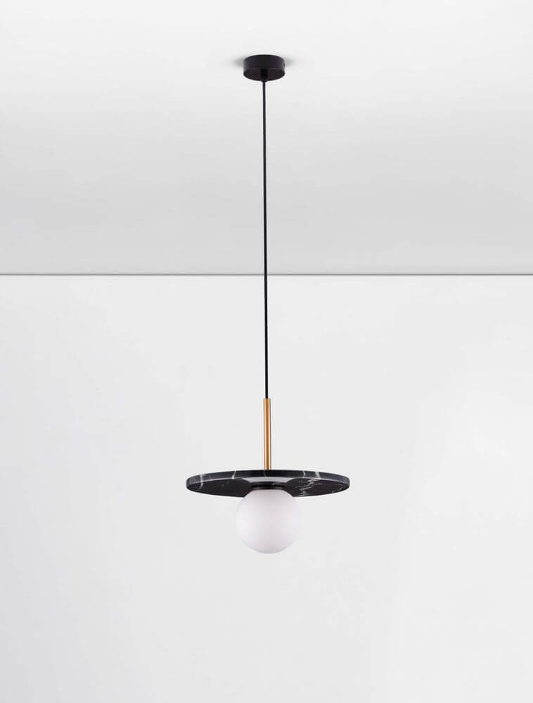 Idor Pendelleuchte Ø 30cm G9 Marmor in elegantem Design mit schwarzem Marmor und einer weißen Glaskugel.