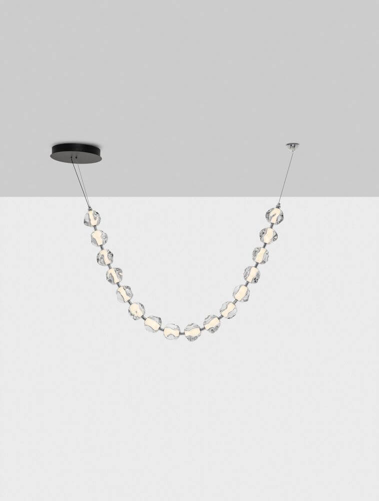 Ifos LED Deckenleuchte 16-flammig 3000K Schwarz, Chrom hängend zwischen Decke und Tisch.