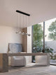 Ifos LED Pendelleuchte Balken 62cm 5-flammig 3000K Schwarz im modernen Raum mit Tisch und Fenster.