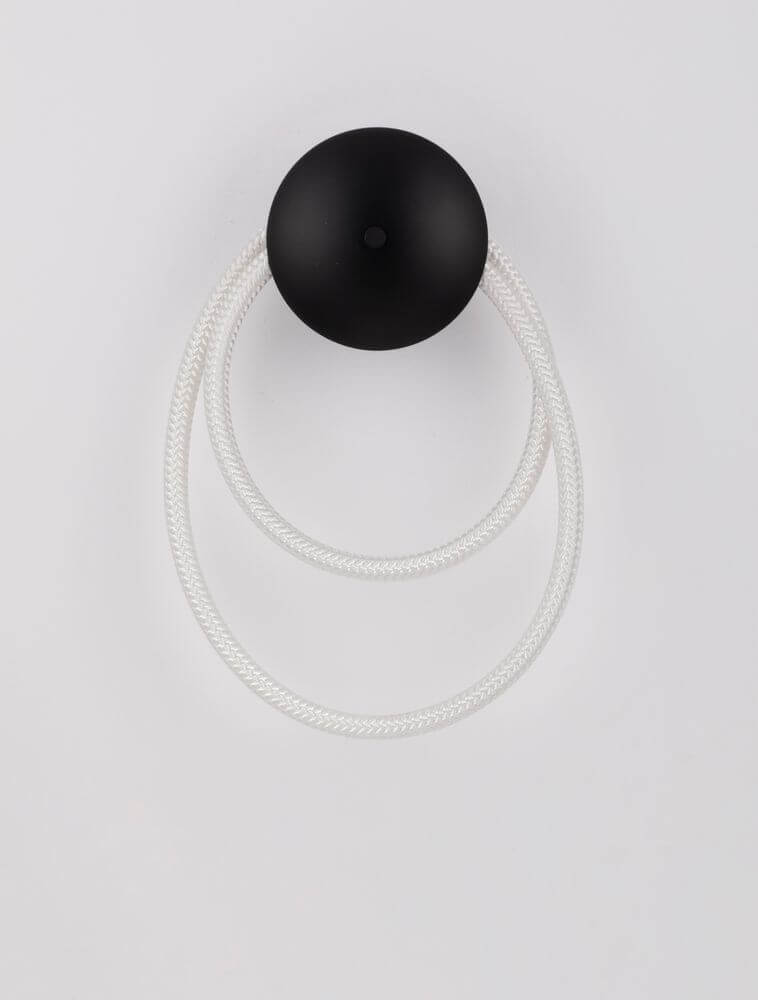 Ilane LED Wandleuchte Rund 3000K Schwarz mit schwarzer Aluminiumoberfläche und weißen Kordeln.