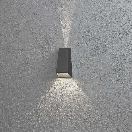 Luminária de parede exterior Imola LED com feixe de luz duplo em antracite montada numa parede