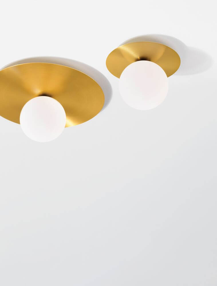 Indigo Deckenleuchte Gold, Weiß mit minimalistischen, runden Schirmen und glamourosen Gold-Unterton.