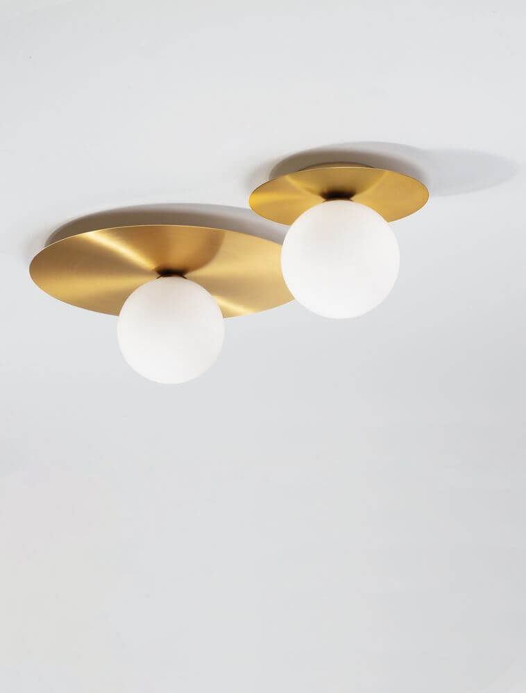 Indigo Deckenleuchte Gold, Weiß mit zwei runden Glaskugeln auf goldener Halterung.