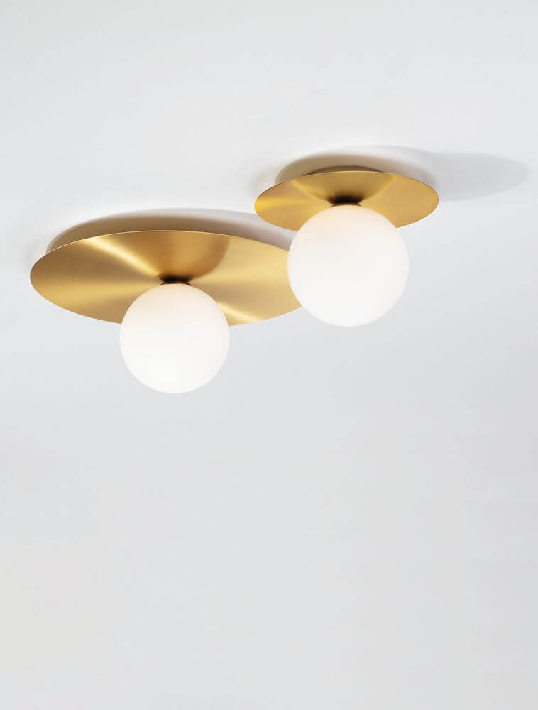 Indigo Deckenleuchte Gold, Weiß mit minimalistischen Rundschirm und glamourösem Gold-Unterton.