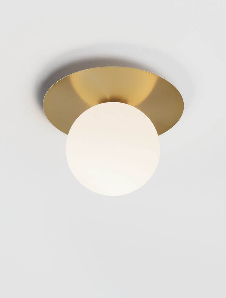 Indigo Deckenleuchte Gold, Weiß mit minimalistischen, runden Schirm und glamourösem Gold-Unterton.