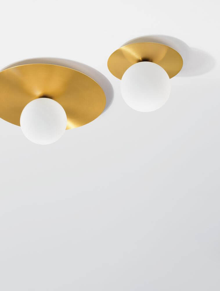 Indigo Deckenleuchte Gold, Weiß mit elegantem Mid-Century-Design und minimalistischen Schirmen.