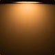Warmes Licht eines LED-Panels beleuchtet eine strukturierte Wand, ideal für moderne Wohnräume und Büros.