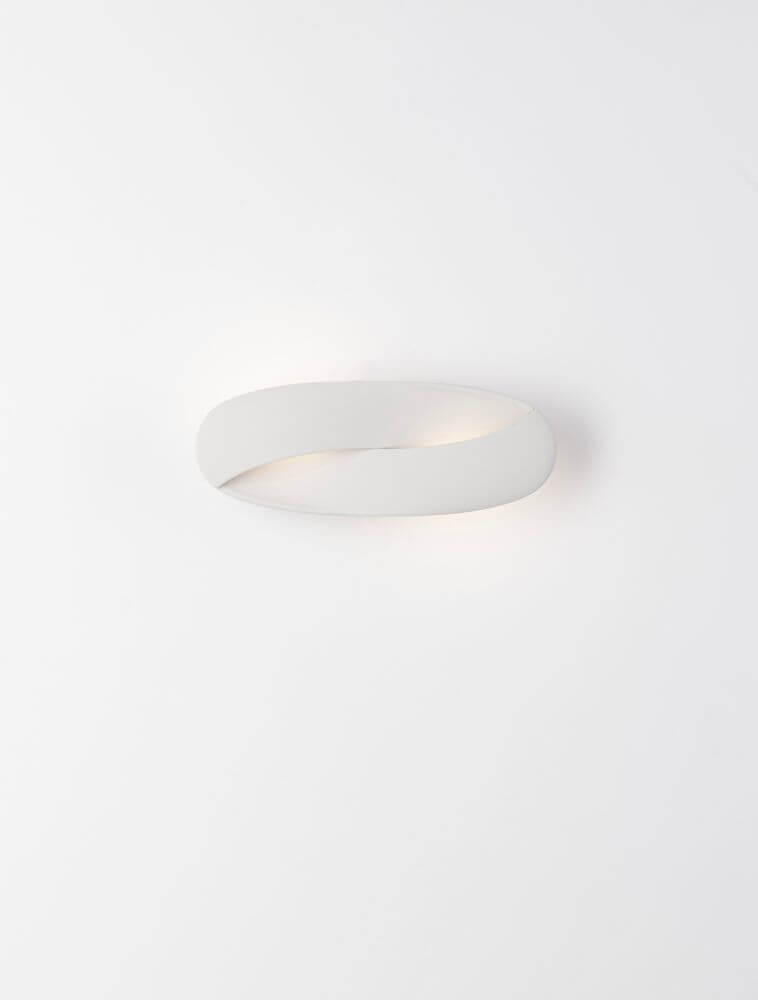 Infinity LED Wandleuchte 3000K Weiß an einer weißen Wand, modernes Design mit warmweißem Licht.