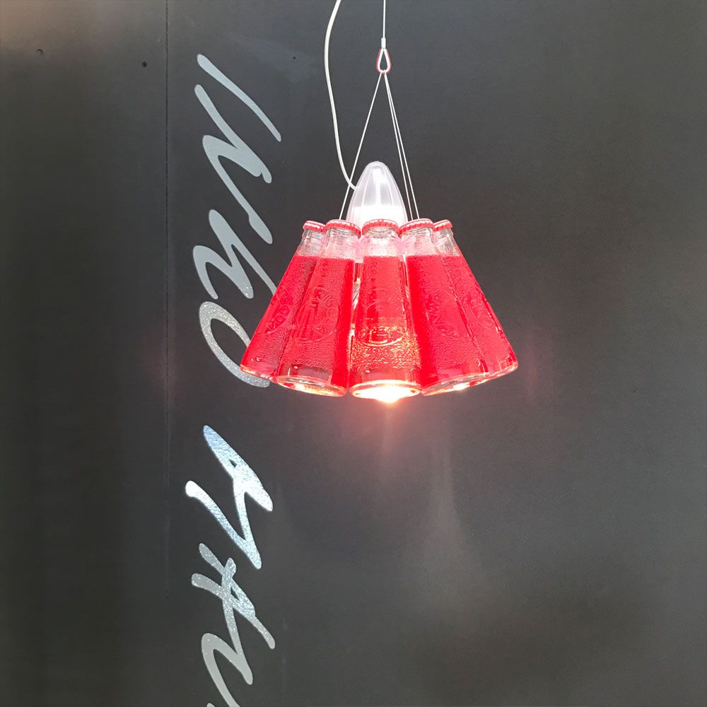 Pendelleuchte Campari Light von Ingo Maurer mit roten Campari-Flaschen, einzigartiges Design und stilvolle Beleuchtung.