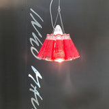 Pendelleuchte Campari Light von Ingo Maurer mit roten Campari-Flaschen, einzigartiges Design und stilvolle Beleuchtung.