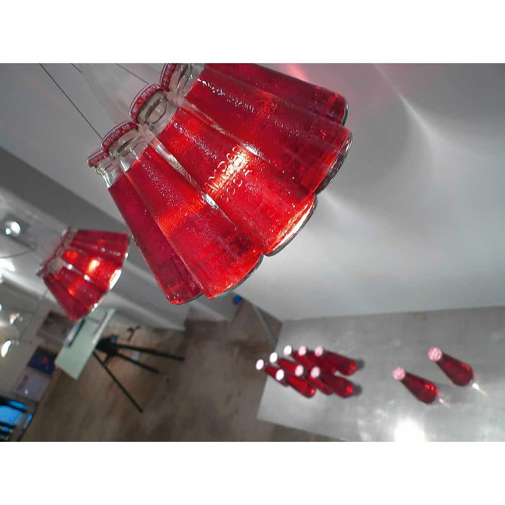 Ingo Maurer Hängelampe Campari Light, aus Campari-Flaschen mit Zitronenpresse-Halterung, stufenlos höhenverstellbar.