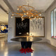 Moderne Innenarchitektur mit Ingo Maurer Flying Flames Leuchte und Designertisch.