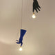 Ingo Maurer LED Hängeleuchte Black Luzy Handschuh mit schwarzem und blauem Gummihandschuh, die eine Glühbirne halten.