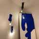 Ingo Maurer LED Hängeleuchte Black Luzy Handschuh mit schwarzen und blauen Gummihandschuhen und Glühbirnen.