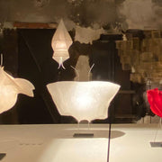 Ingo Maurer LED Lampe de table Samurai en papier dans une exposition, design moderne, lumière chaleureuse