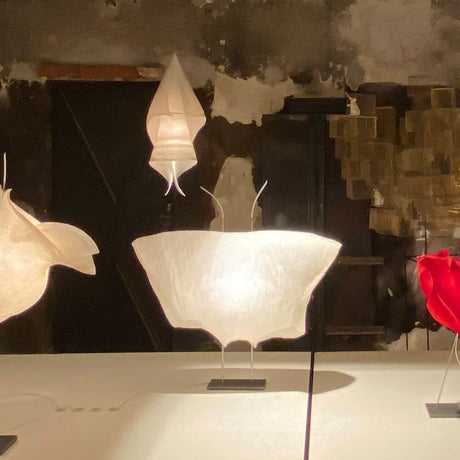 Ingo Maurer LED Tischlampe Samurai Papier in einer Ausstellung, modernes Design, warmes Licht