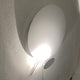 Ingo Maurer LED Wandlampe Eclipse Ellipse Ø 60cm an der Wand, erzeugt Licht- und Schattenkompositionen.