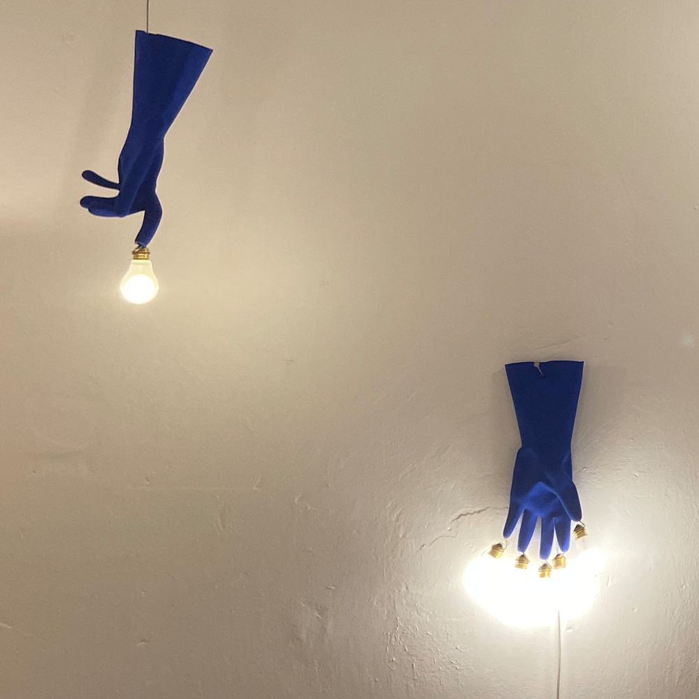 Ingo Maurer LED Applique murale Luzy On The Wall gant en caoutchouc bleu