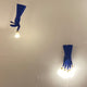 Blaue Gummihandschuhe als LED Wandleuchten von Ingo Maurer, kreativ und einzigartig gestaltet.