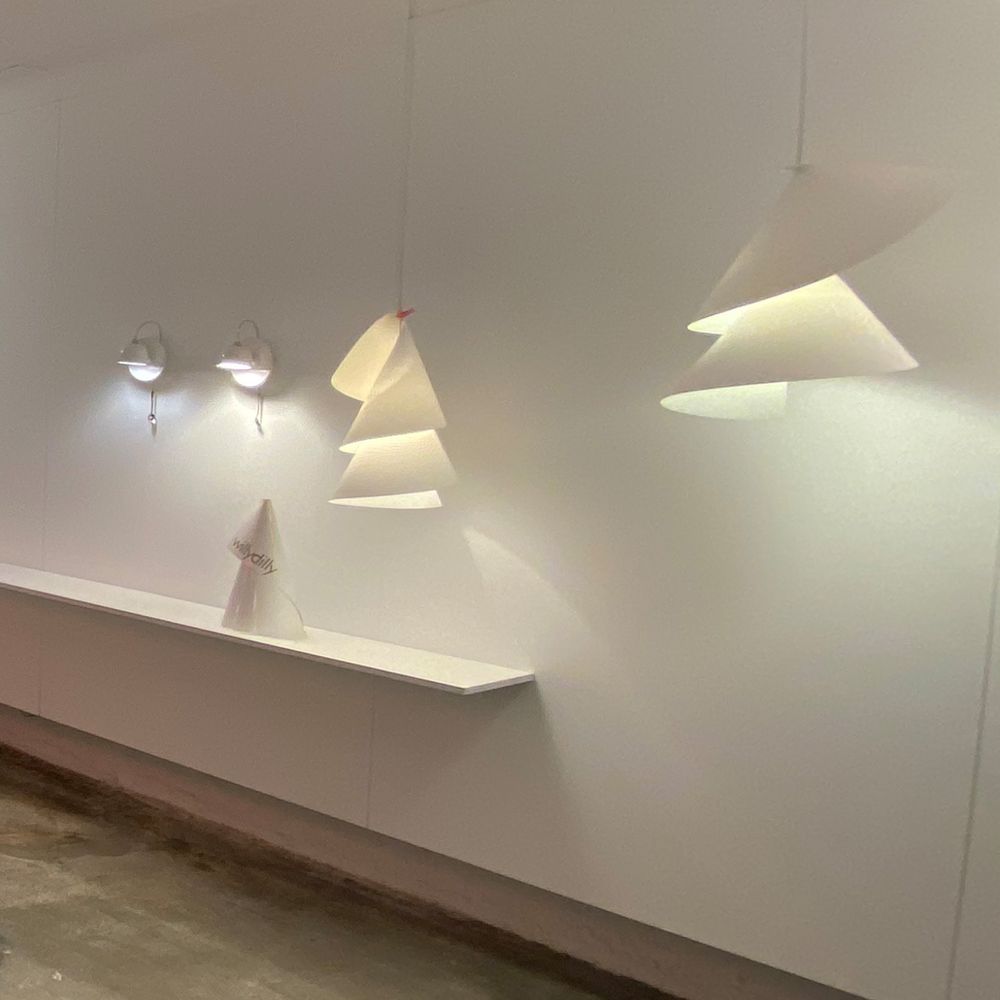 Ingo Maurer Pendellampe WillyDilly in einer modernen Ausstellung, mit transluzentem Karton und blendfreiem Licht.