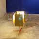 Ingo Maurer Tischlampe 24 Karat Blau T mit warmem Licht und handgefertigten Akzenten.