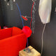 Ingo Maurer LED Tischlampe One From The Heart mit rotem Herz und blauem Kabel auf modernem Tisch.