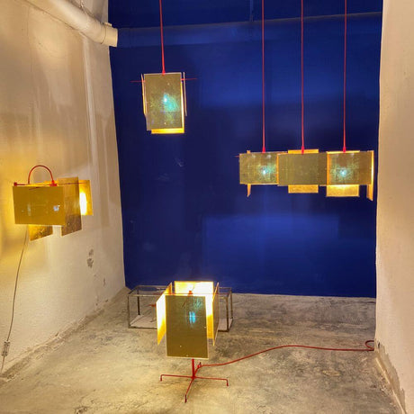 Ingo Maurer Applique murale 24 Karat Blau Wall dans un intérieur moderne avec une lumière chaude