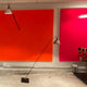 Ingo Maurer Max. Mover LED Lampe in einem modernen Raum mit leuchtenden orange und pinken Wänden.