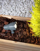 Inside Außenspießleuchte Quadratisch GU10 Dunkelgrau IP54 auf Holzschicht im Garten.