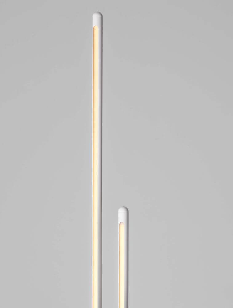 Intec LED Stehlampe H 184cm 2-flammig 3000K mit zwei schlanken, modernen Leuchten in warmweißem Licht.
