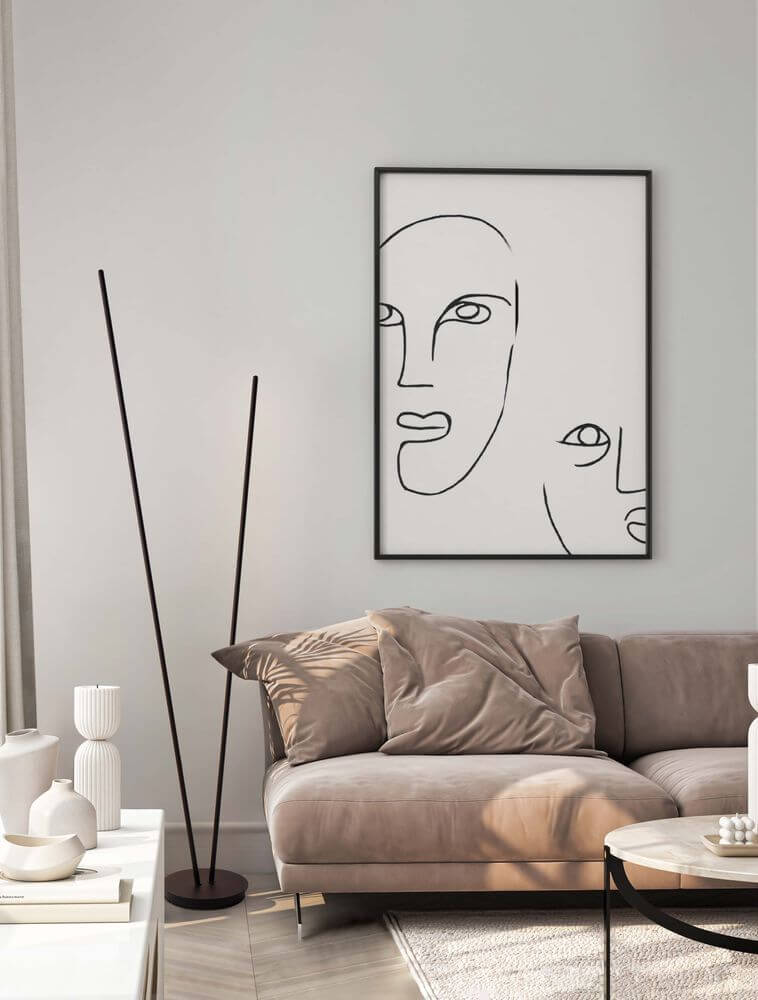 Intec LED Stehlampe H 184cm 2-flammig 3000K in modernem Wohnzimmer mit Kunstwerk und beiger Couch.