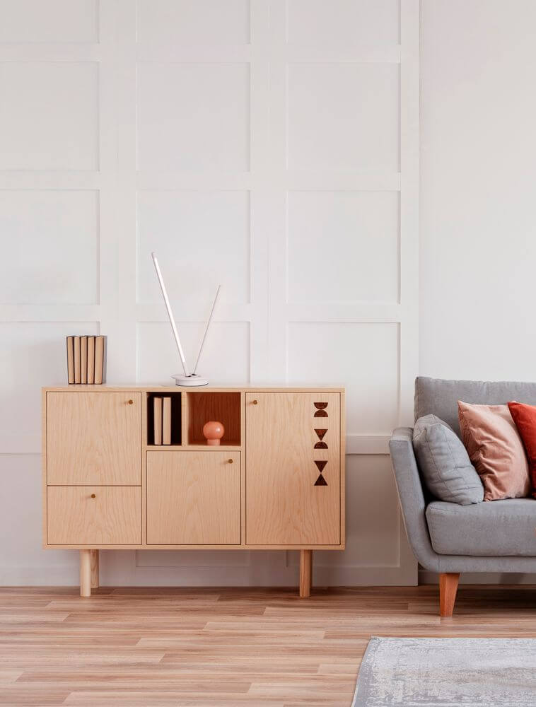 Intec LED Tischleuchte 2-flammig Ø 15cm 3000K auf modernem Holzregal im minimalistischen Wohnzimmer.
