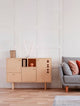 Intec LED Tischleuchte 2-flammig Ø 15cm 3000K auf modernem Holzregal im minimalistischen Wohnzimmer.