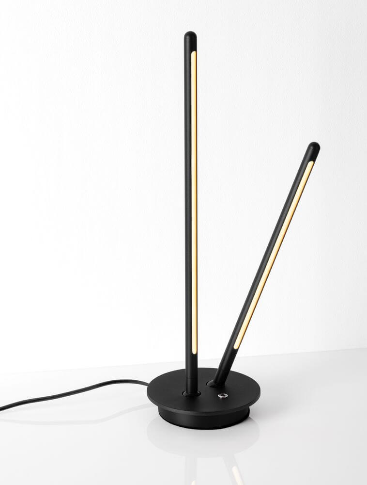 Intec LED Tischleuchte 2-flammig Ø 15cm 3000K auf modernem Tisch mit schwarzem Design