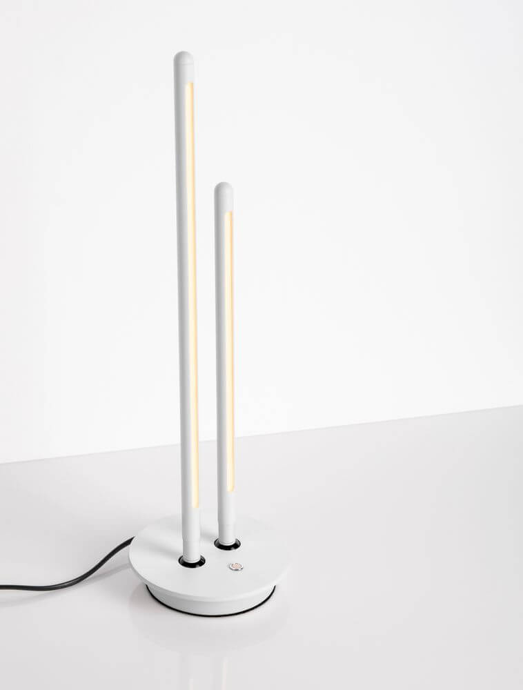 Intec LED Tischleuchte 2-flammig Ø 15cm 3000K auf einem Tisch, minimalistische Design.