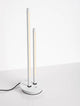 Intec LED Tischleuchte 2-flammig Ø 15cm 3000K auf einem Tisch, minimalistische Design.