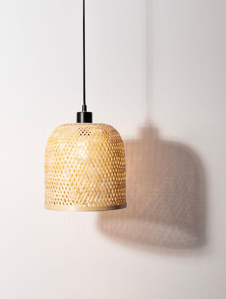 Intra Pendelleuchte Natur, Schwarz mit filigranem Bambus-Lampenschirm und warmem Licht.