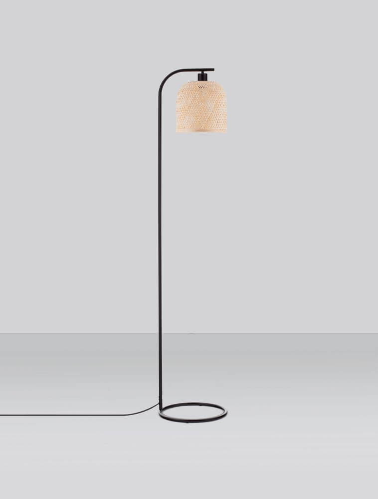 Alt Tag: Intra Stehlampe Natur, Schwarz – filigrane Stehleuchte mit naturfarbenem Bambusschirm und schwarzem Gestell für warmes, indirektes Licht