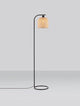 Alt Tag: Intra Stehlampe Natur, Schwarz - elegante Bambus-Stehlampe mit schwarzem, filigranem Gestell und warmem, indirektem Licht