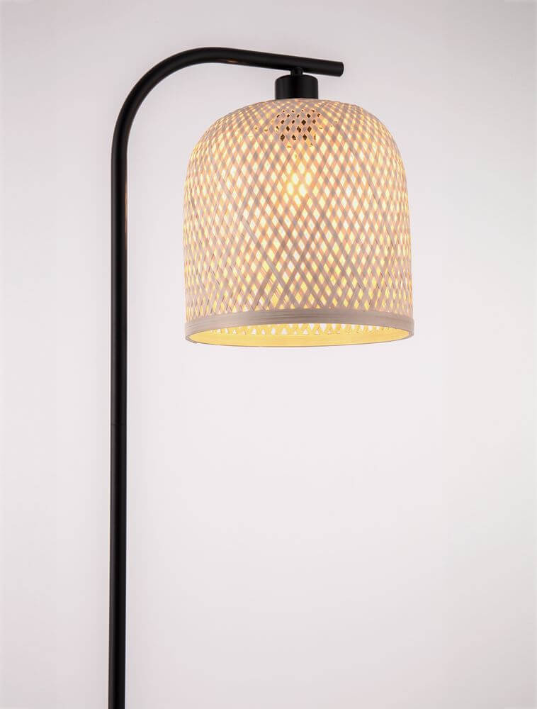 Alt Tag: Intra Stehlampe Natur, Schwarz mit Bambusschirm und filigranem schwarzem Gestell, warmes indirektes Licht für gemütliches Wohnzimmerambiente
