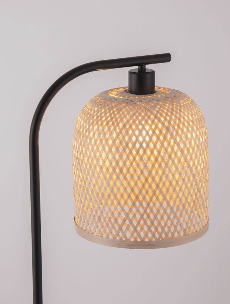 Intra Stehlampe Natur, Schwarz mit Bambusschirm und schwarzem Gestell, warmes indirektes Licht für gemütliches Wohnzimmerambiente