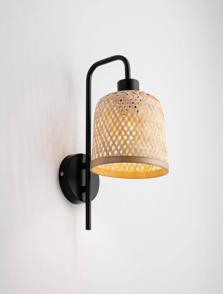 Intra Wandleuchte Natur, Schwarz: elegante Design-Wandleuchte aus Bambus und Schwarz, schafft gemütliche Atmosphäre.