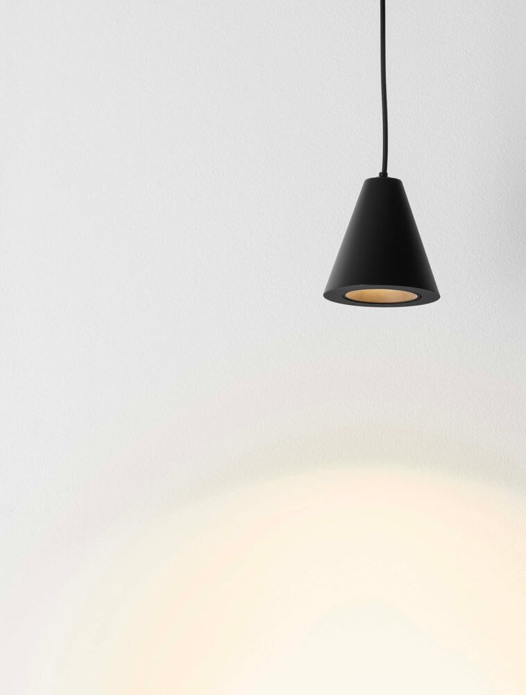 Irmos Pendelleuchte Ø 6cm 3000K in elegantem Schwarz, minimalistisches Design über einem hellen Hintergrund.