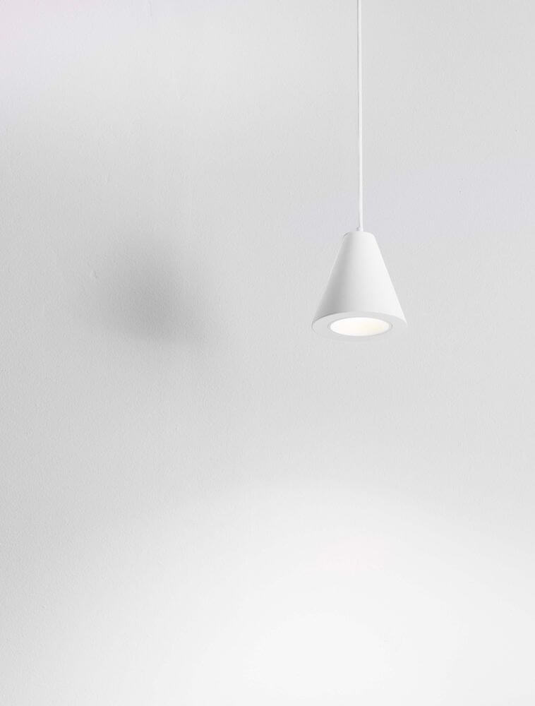 Irmos Pendelleuchte Ø 6cm 3000K in modernem Design, weißer Lampenschirm hängt an Decke.