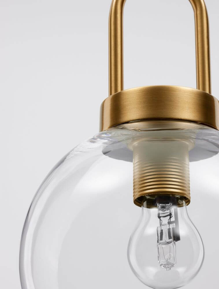 Irvine Pendelleuchte Ø 20cm Gold, Transparent – Nahaufnahme der Glühlampe und des goldenen Metalls.