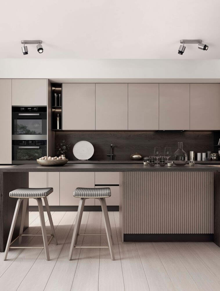 Moderne Küche mit Ison Deckenleuchte GU10 2-flammig über einer Bar, elegant und stilvoll eingerichtet.
