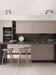 Moderne Küche mit Ison Deckenleuchte GU10 2-flammig über einer Bar, elegant und stilvoll eingerichtet.