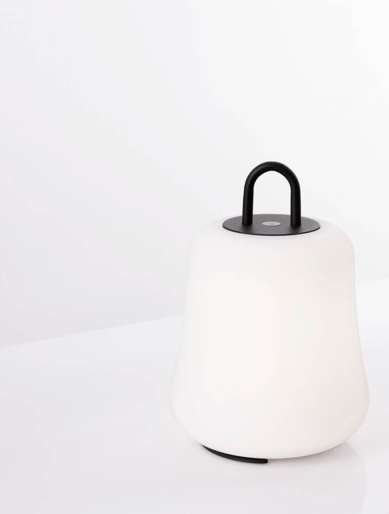 Jigra LED Außenstehleuchte 3000K Schwarz IP54 auf einem weißen Tisch, modernes Design und nachhaltige Materialien.