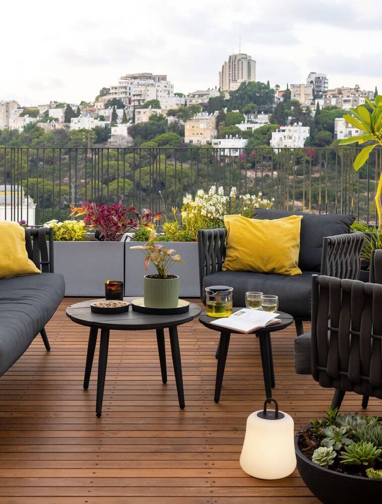 Moderne Terrasse mit Jigra LED Außenstehleuchte 3000K Schwarz IP54 und stilvoller Einrichtung.